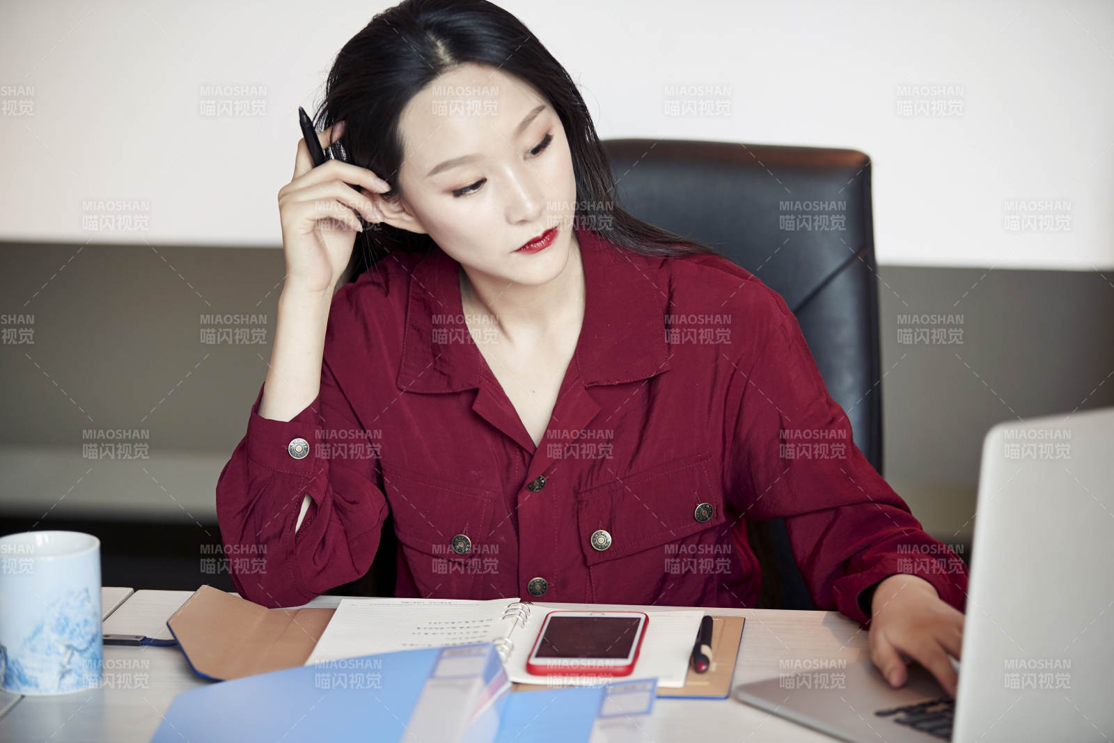 亞洲年輕女性商務人士在電腦前辦公