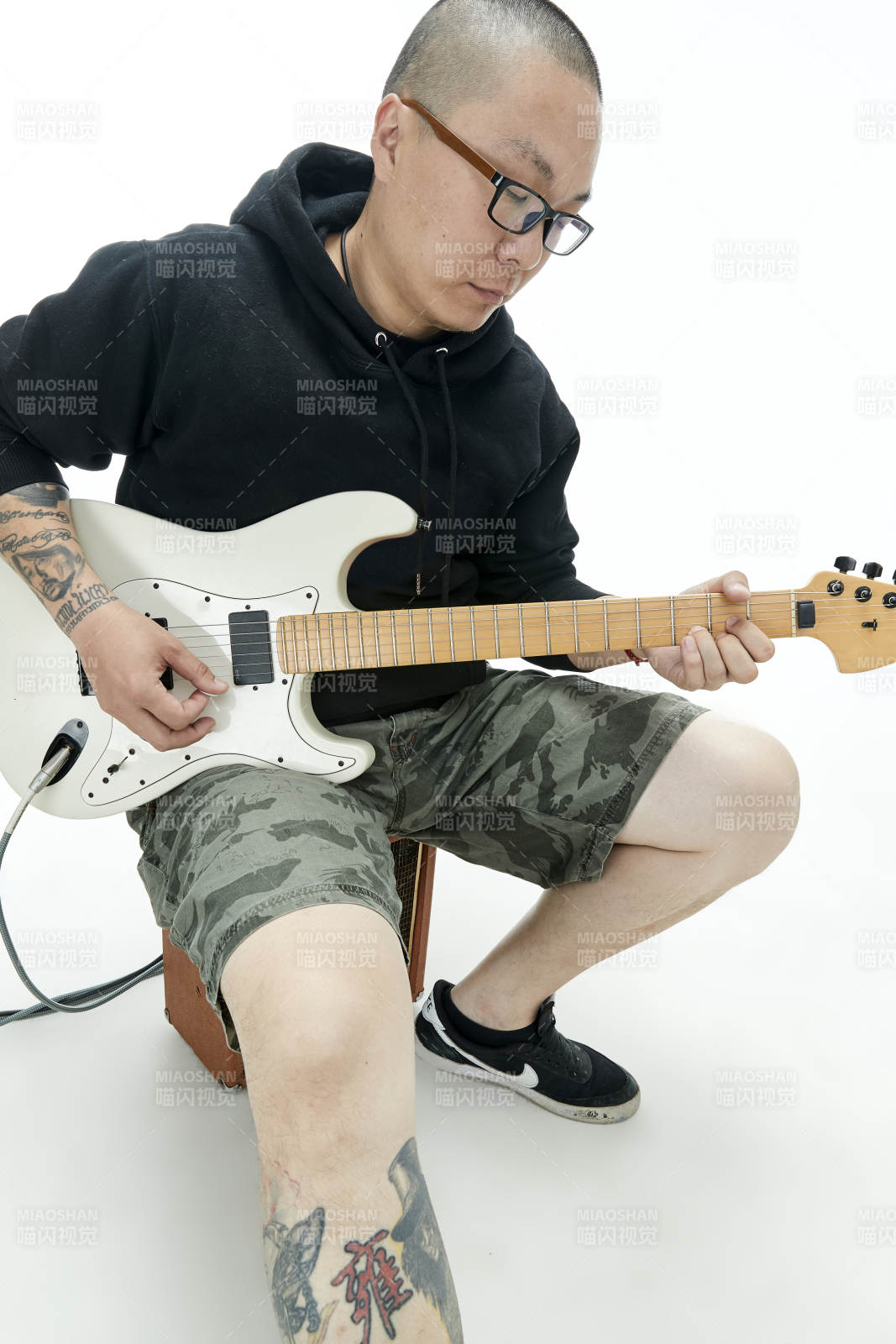 手持電吉他展示演奏的亞洲男性搖滾樂手人像