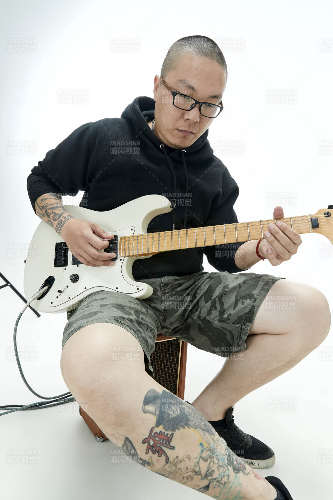 手持電吉他展示演奏的亞洲男性搖滾樂手人像