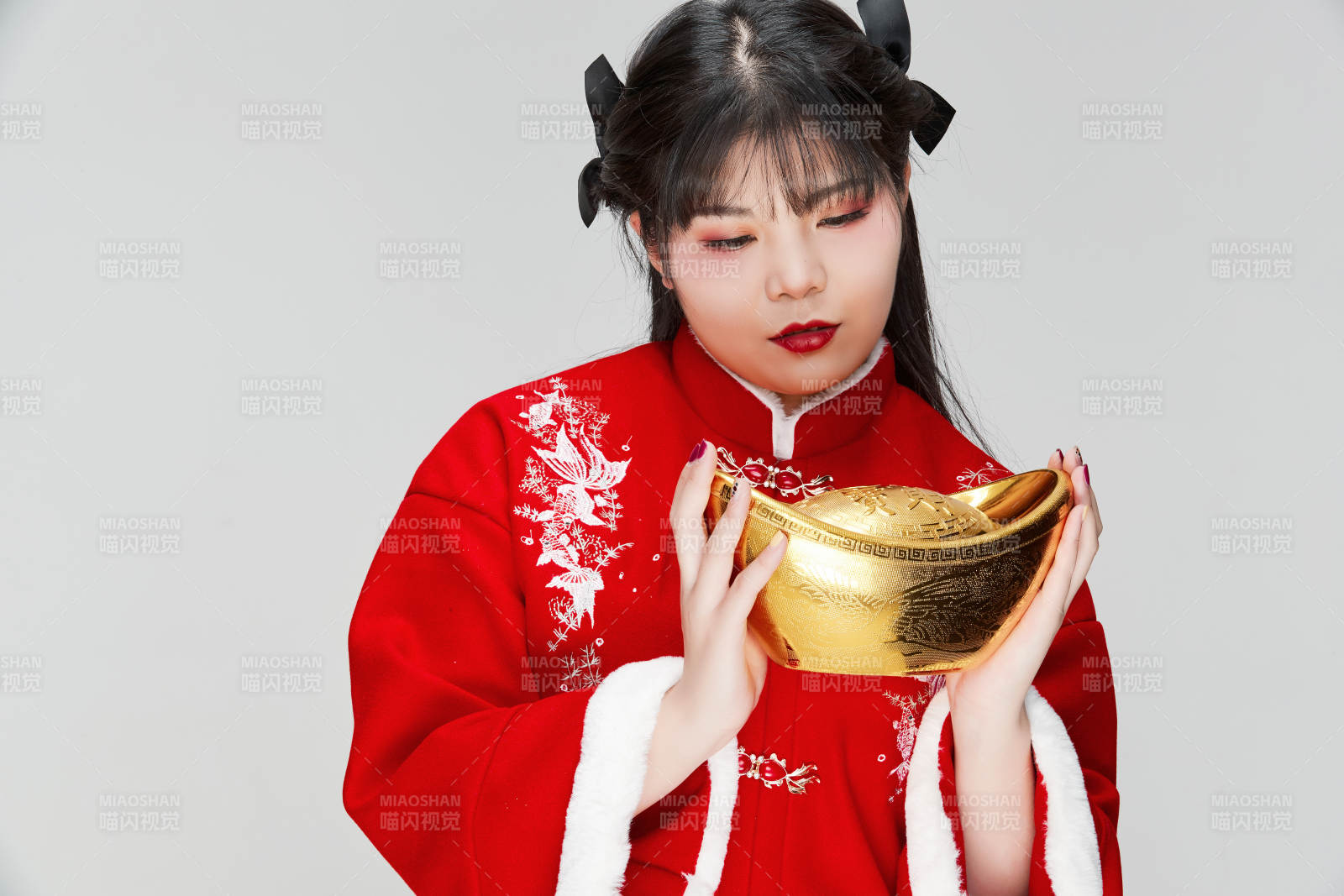 手捧金元宝身穿喜庆汉服的可爱少女