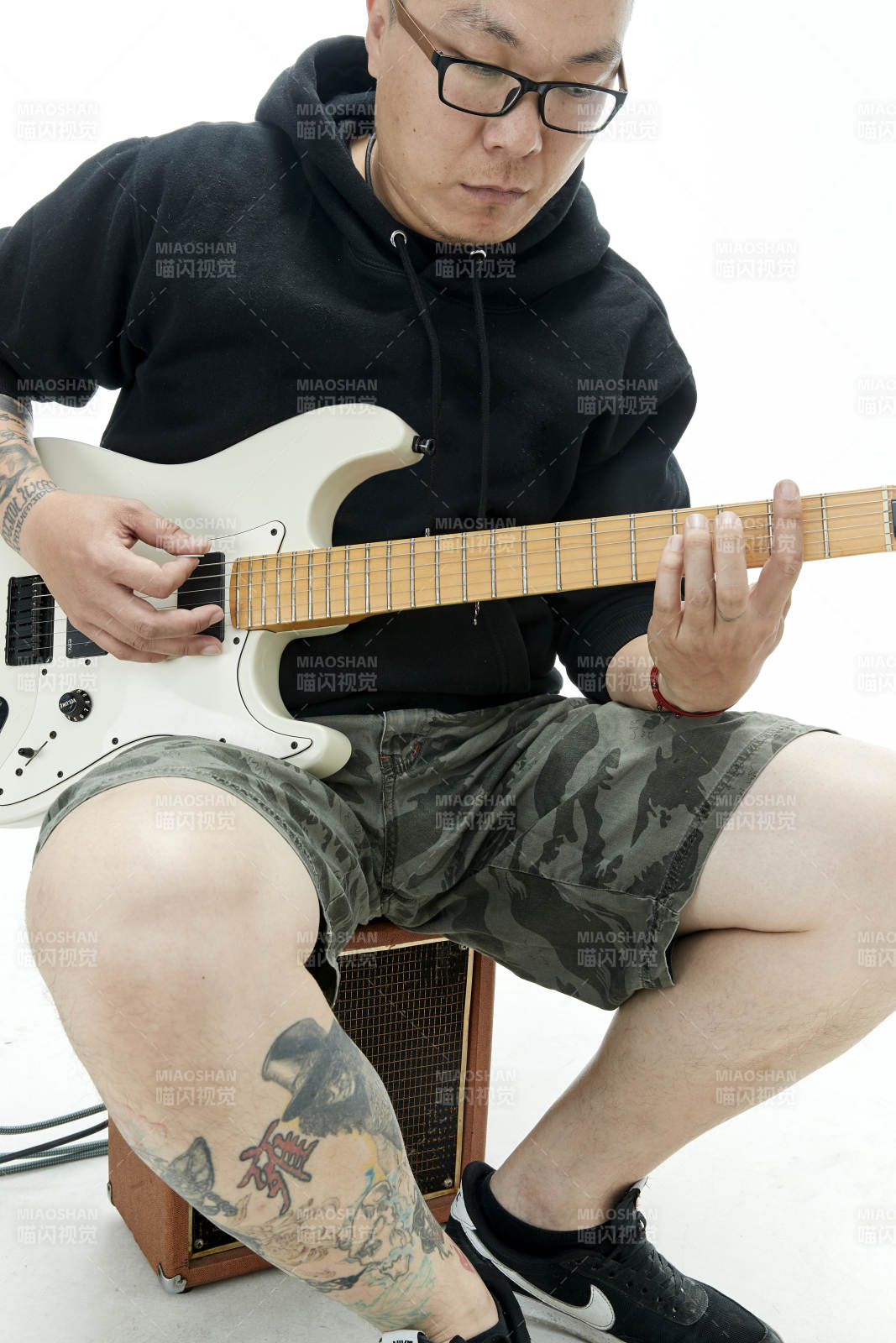 手持電吉他展示演奏的亞洲男性搖滾樂手人像