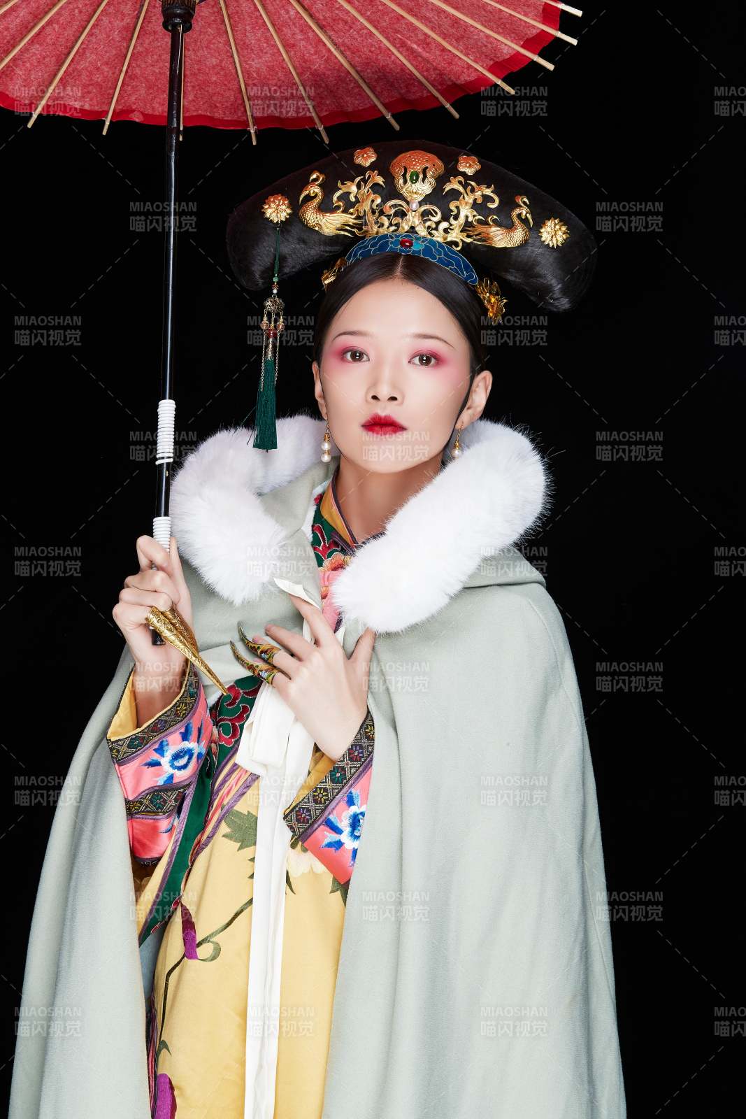 黑色背景下的清代女性古裝造型清朝古裝