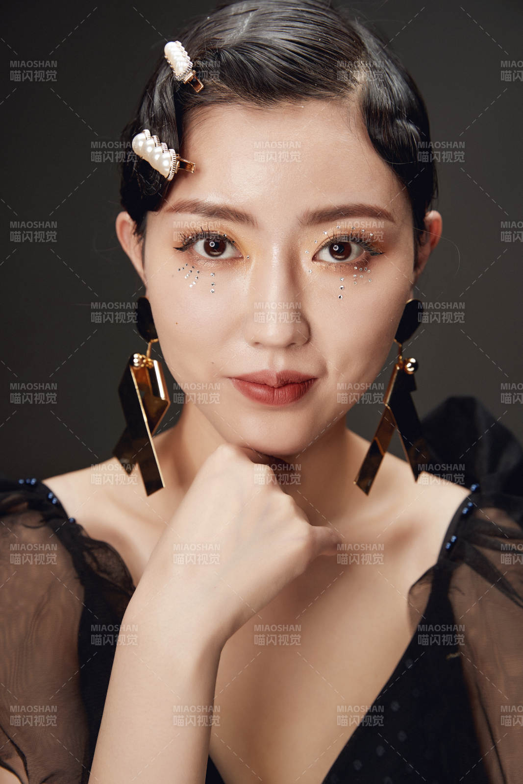 時(shí)尚亞洲女性婚紗妝面彩妝