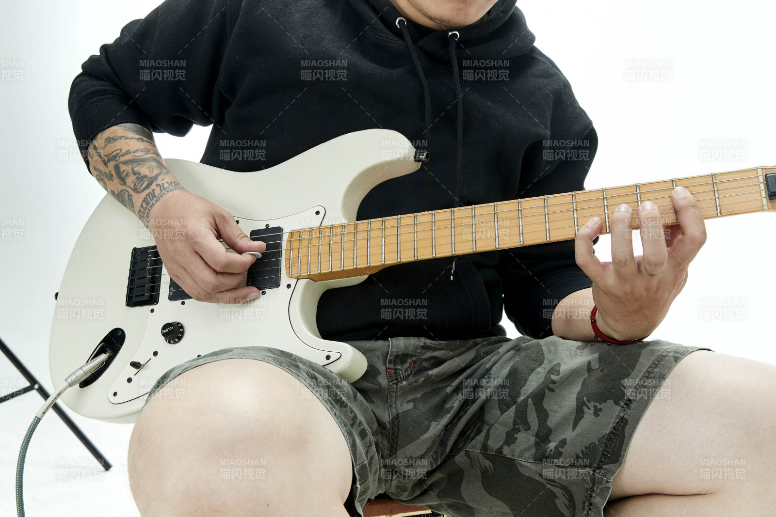 手持電吉他展示演奏的亞洲男性搖滾樂手人像