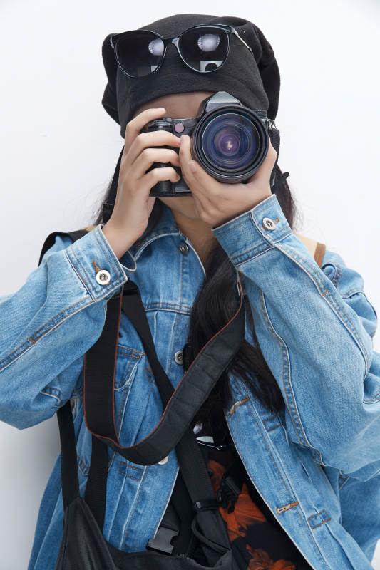 出门旅行手上拿着单反相机的美丽亚洲女孩