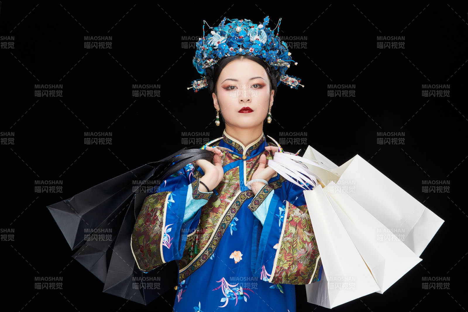 穿越而來手提購物袋的清朝皇后