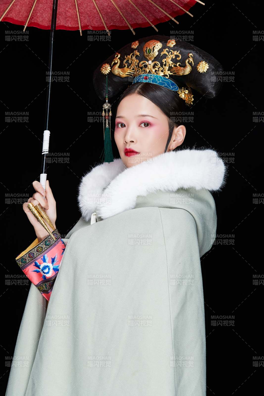 黑色背景下的清代女性古裝造型清朝古裝