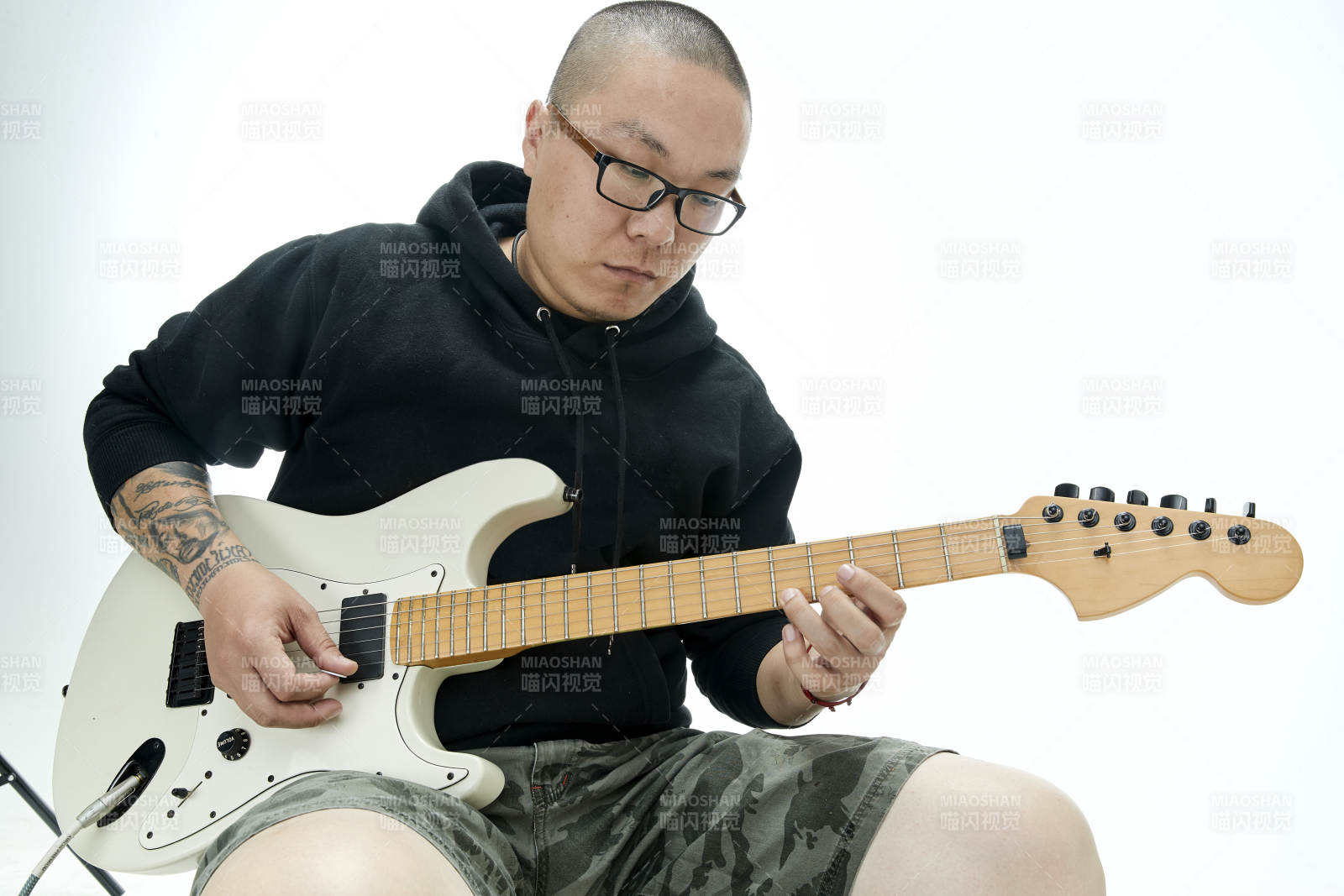 手持電吉他展示演奏的亞洲男性搖滾樂手人像