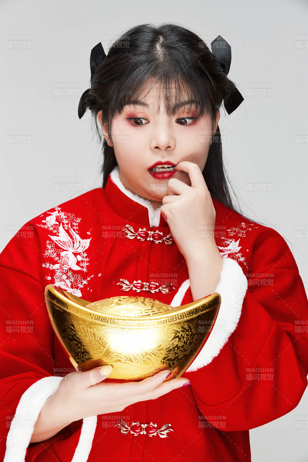 手捧金元寶身穿喜慶漢服的可愛少女