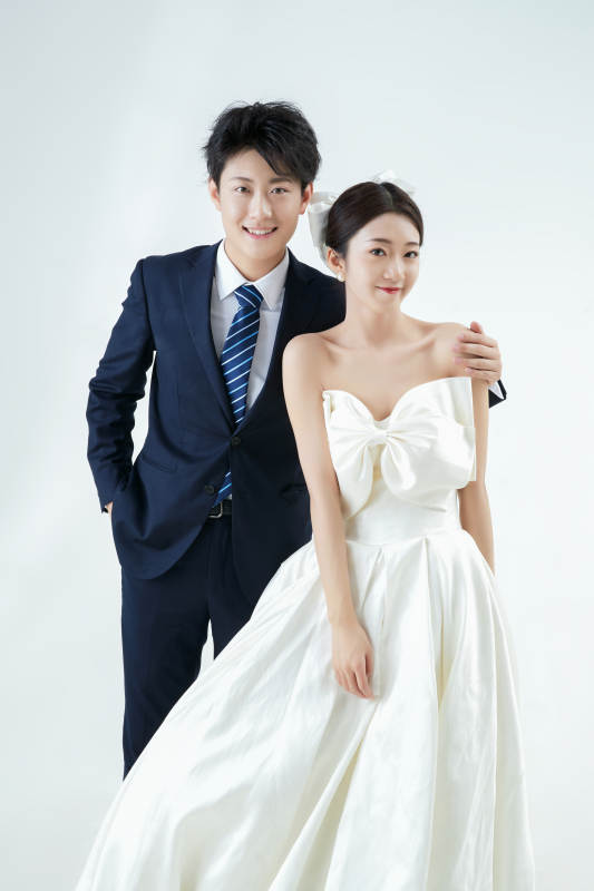 甜蜜温馨的室内婚纱照