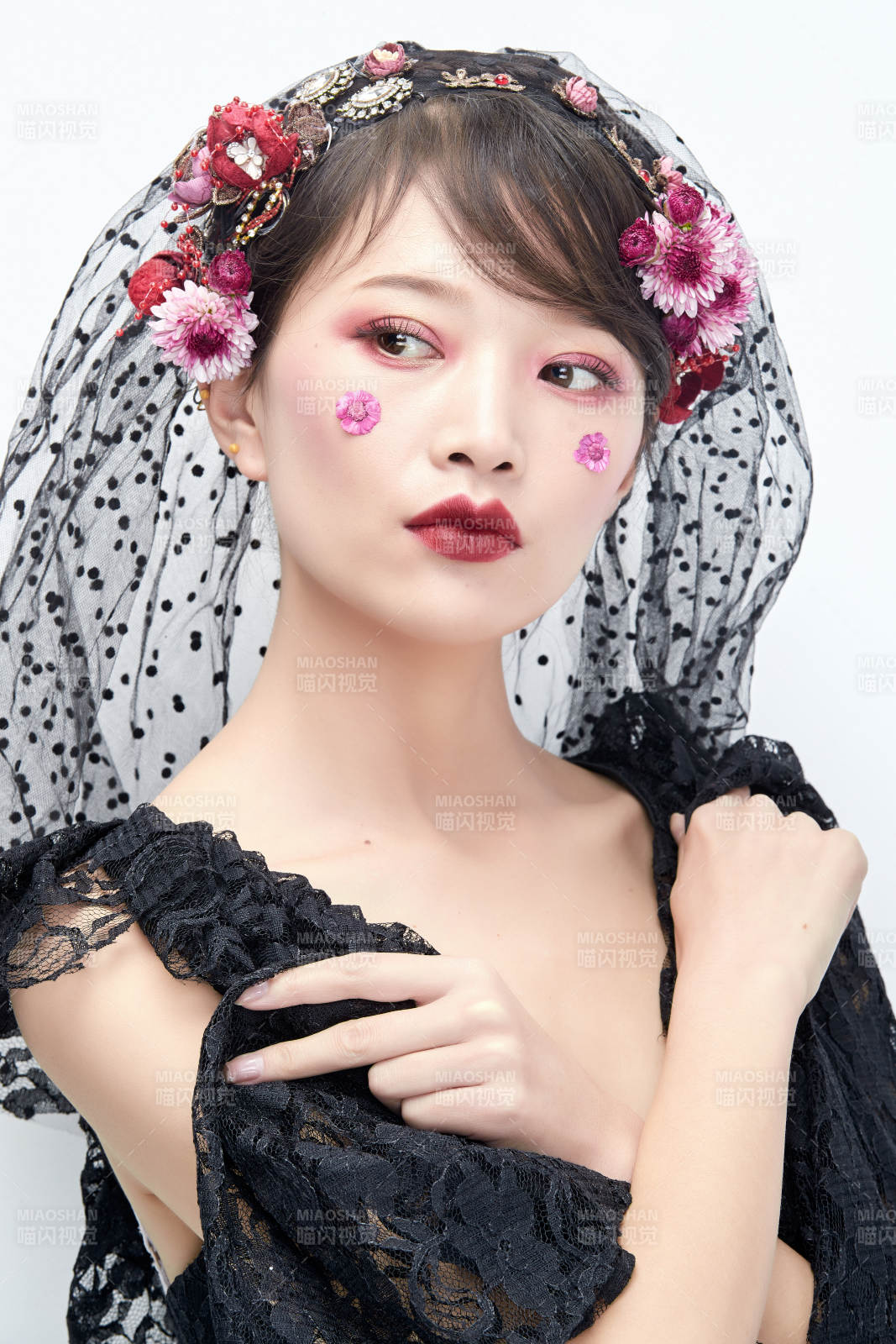 白色背景下的新娘彩妝美女人像