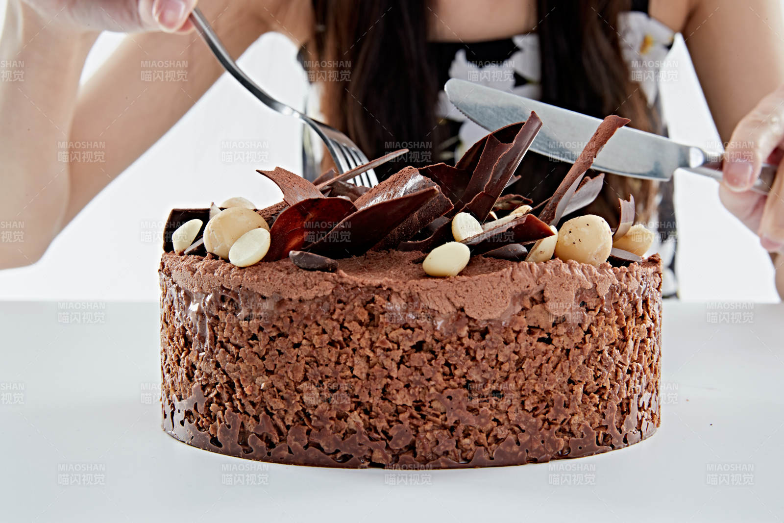 喝紅酒品嘗蛋糕的年輕女性