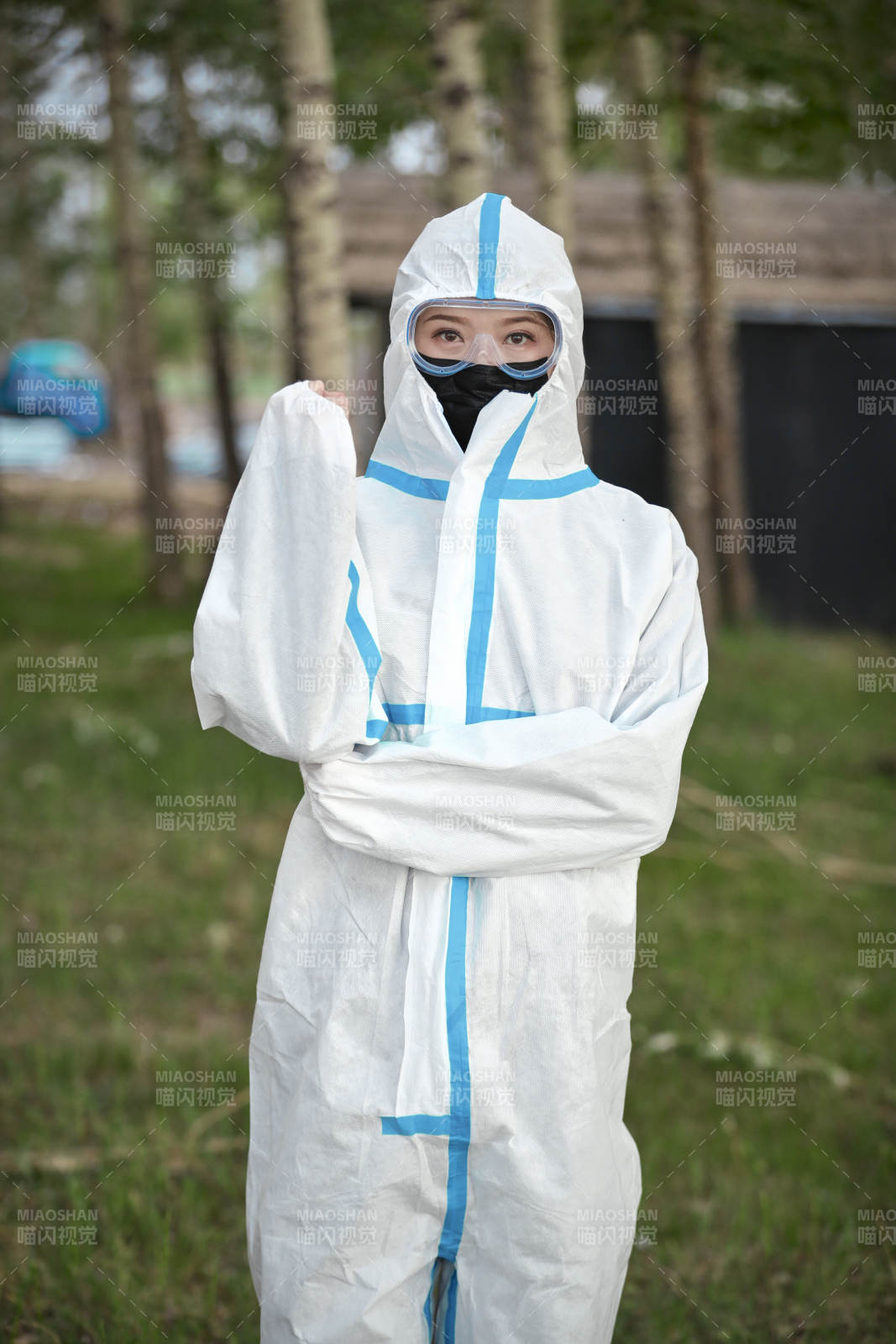 穿白色防护服佩戴护目镜口罩的女性防护人员