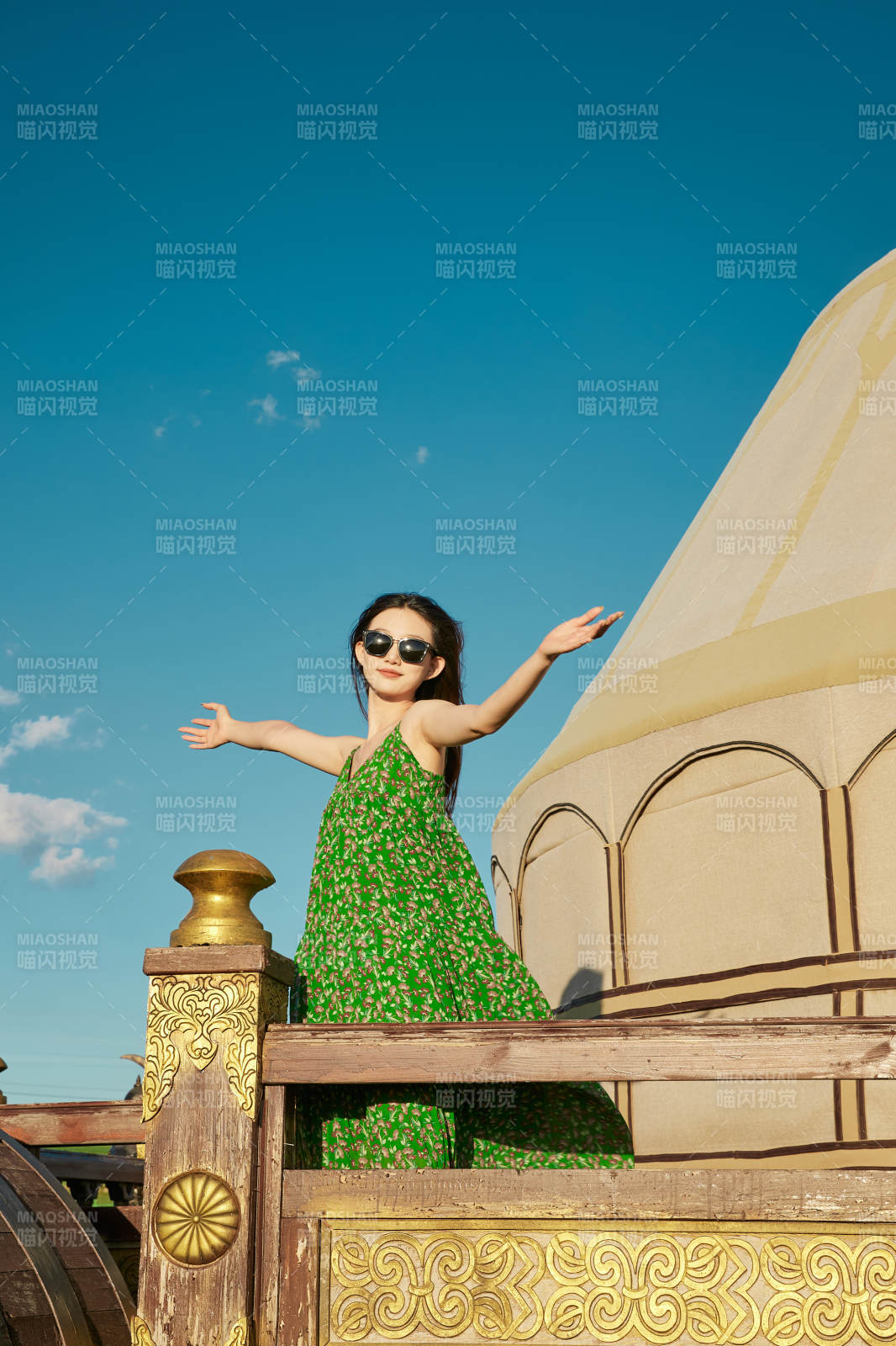 草原濕地公園游玩拍照的亞洲少女