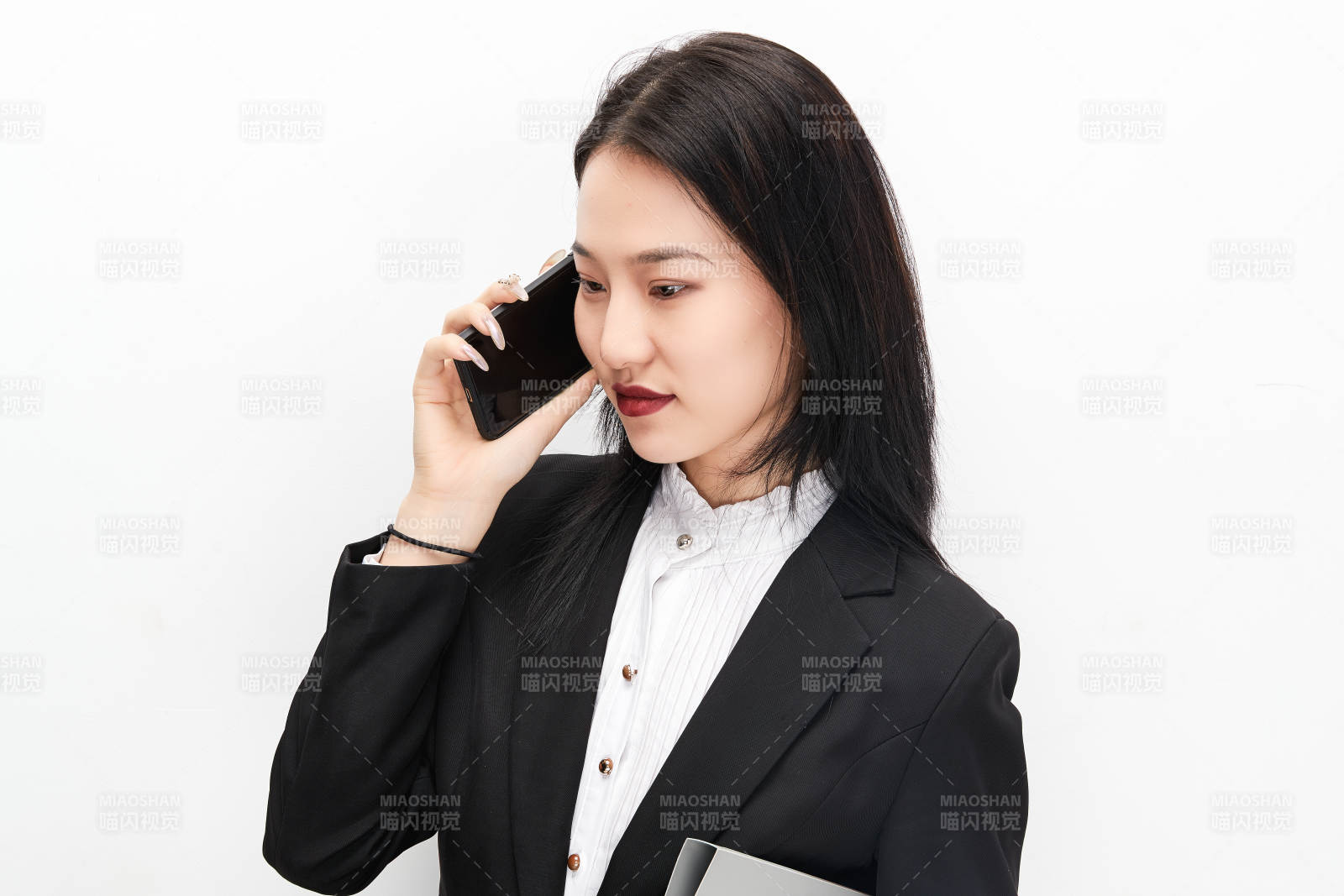 身穿西服拿着文件夹的美丽商务女士