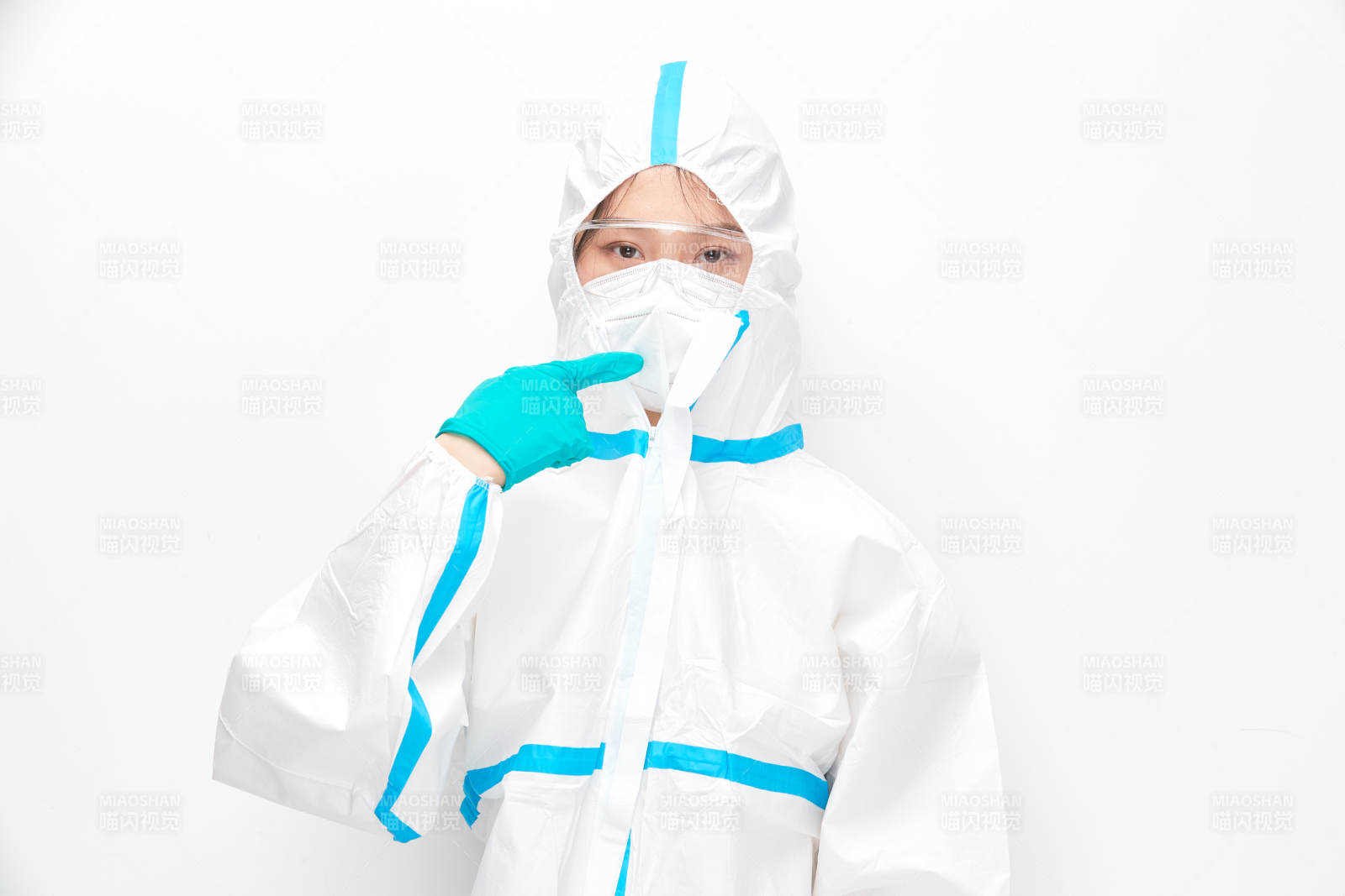 穿白色防護服佩戴護目鏡口罩的女性醫療人員