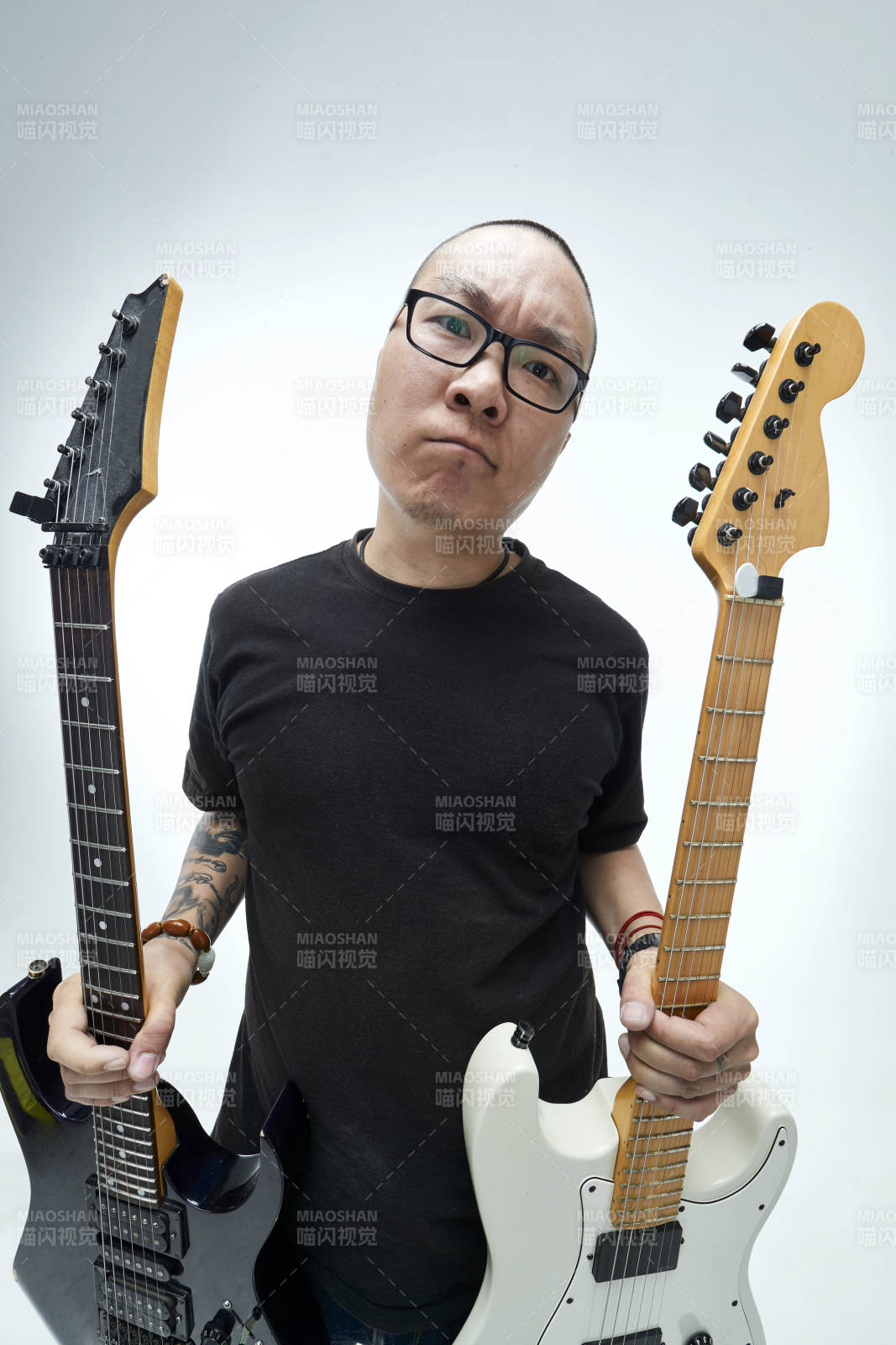 手持電吉他展示演奏的亞洲男性搖滾樂手人像