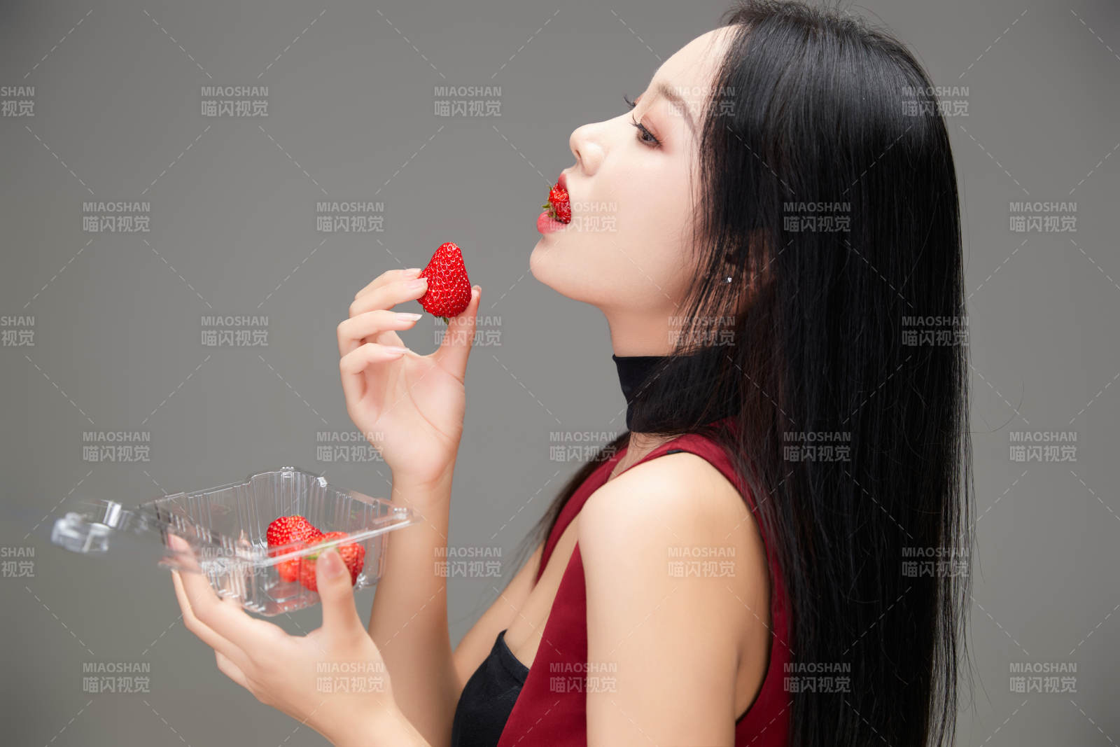 吃水果的亞洲東方長發(fā)少女