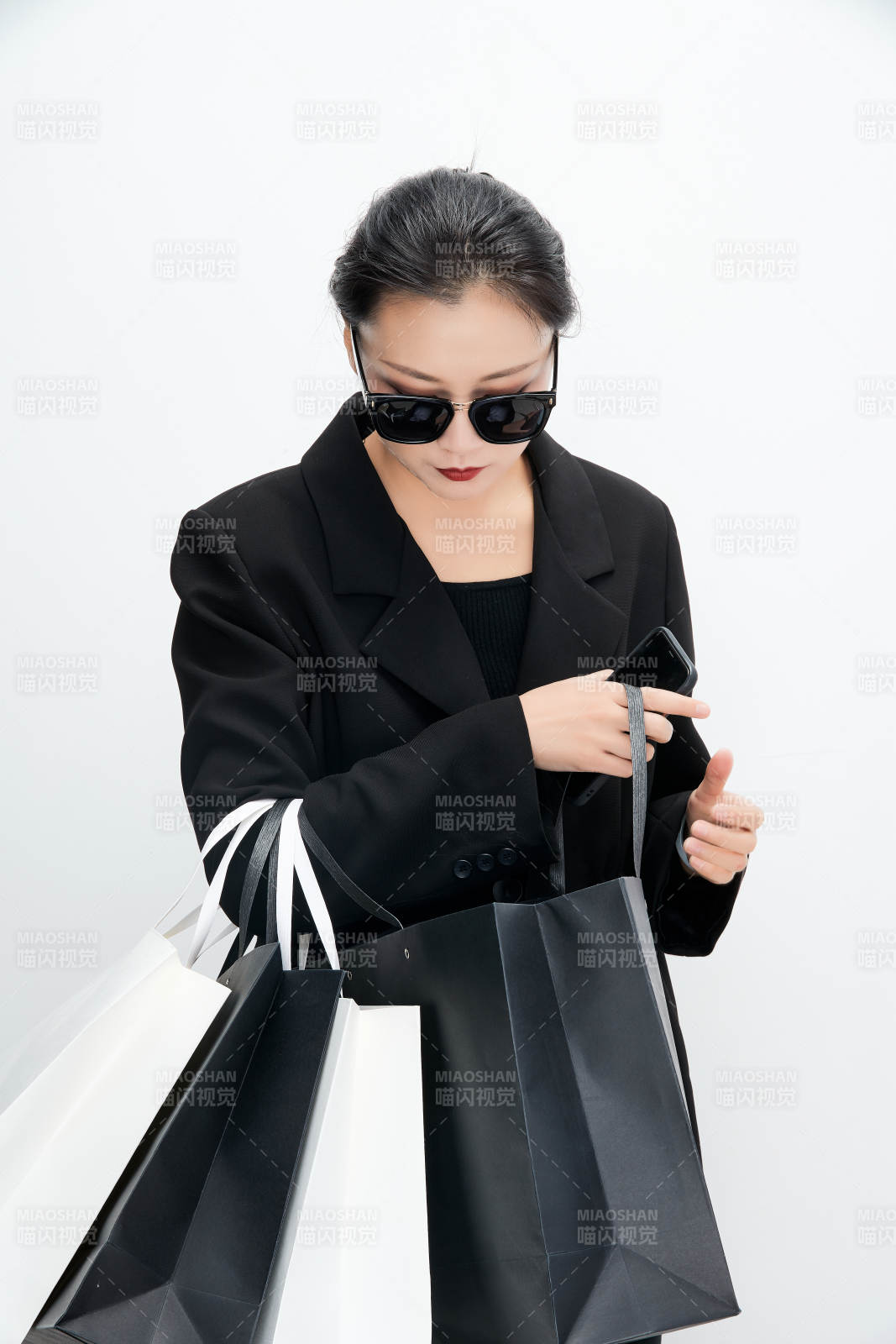 白色背景下手提购物袋时尚美丽的亚洲少女