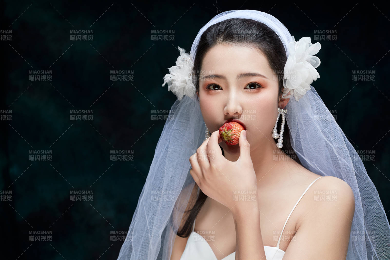 黑色背景下的女性復古婚紗妝面
