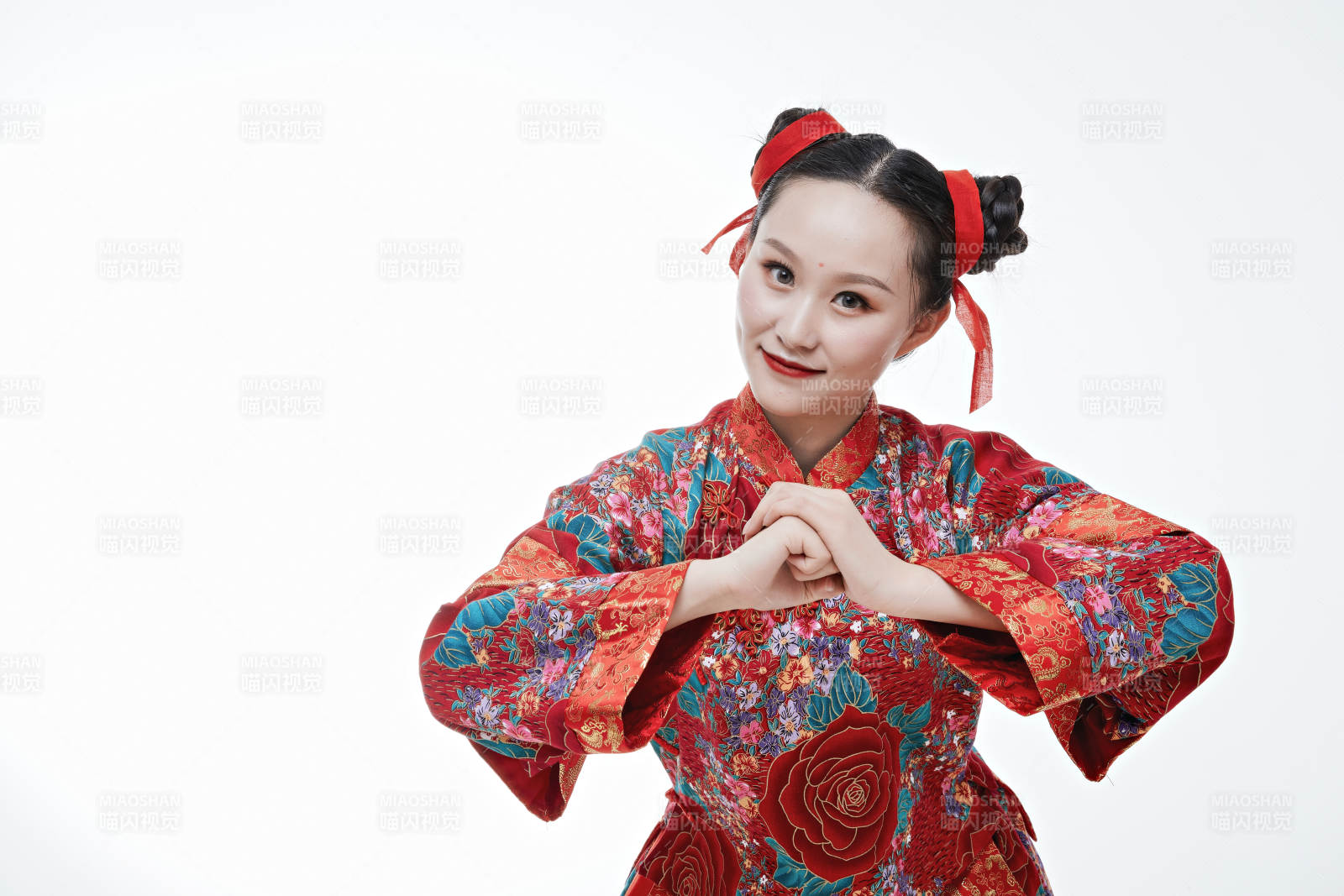 身穿中国传统服饰的青年女性