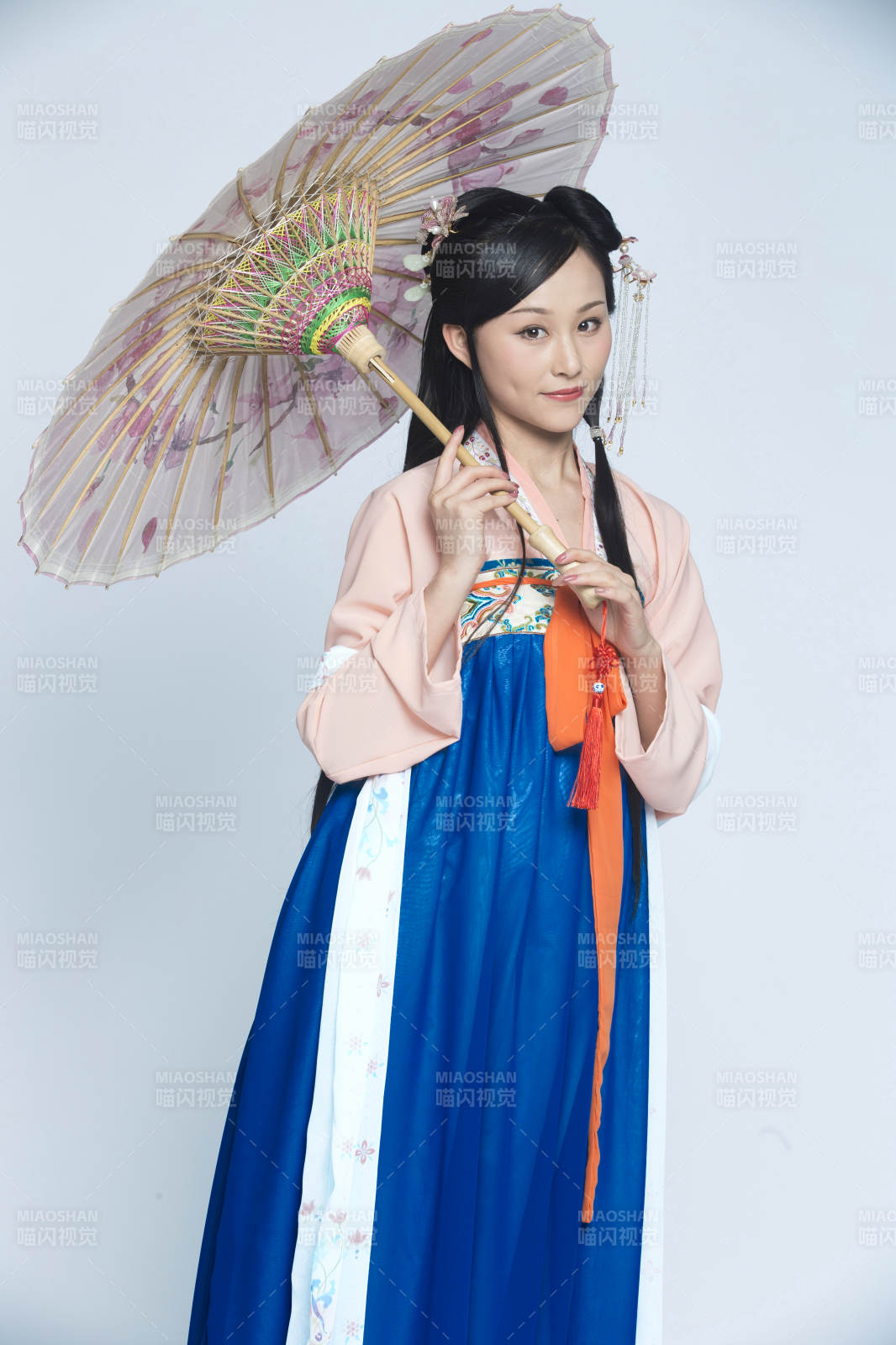 身穿古装的汉服女性人像汉服影棚拍摄图片