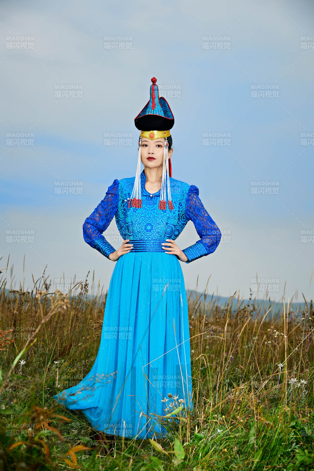 草原上身穿豪華蒙古族服飾的蒙族少女