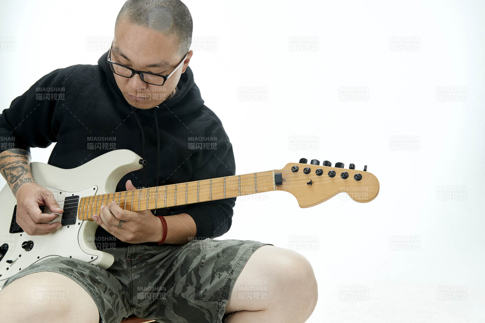 手持電吉他展示演奏的亞洲男性搖滾樂手人像