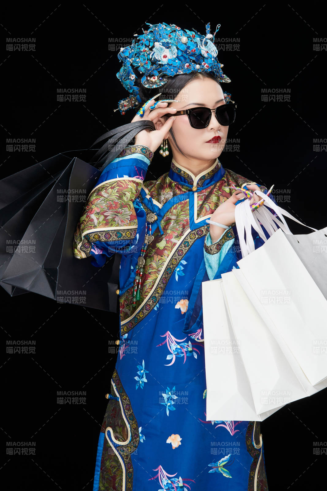 穿越而來(lái)手提購(gòu)物袋的清朝皇后