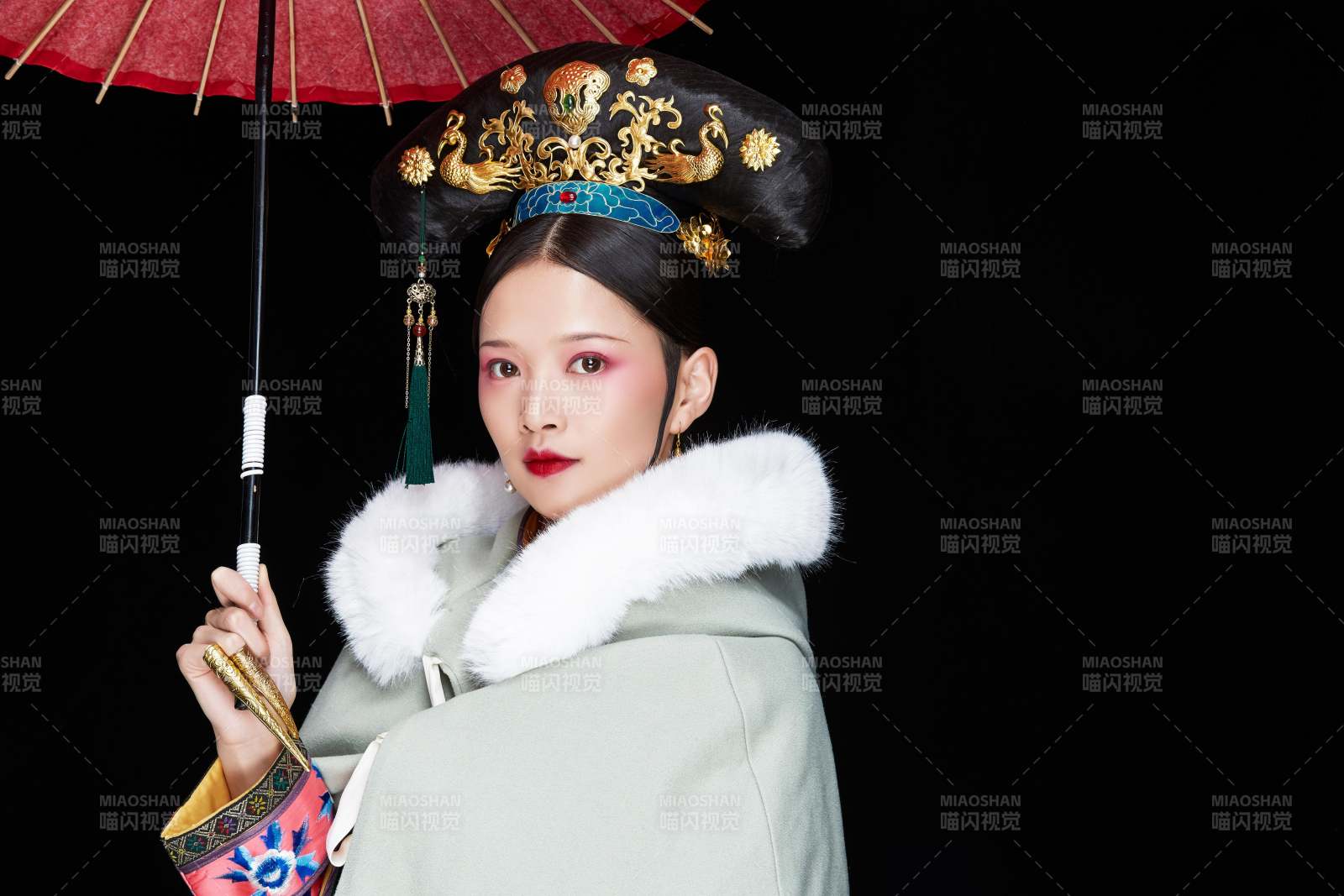 黑色背景下的清代女性古裝造型清朝古裝