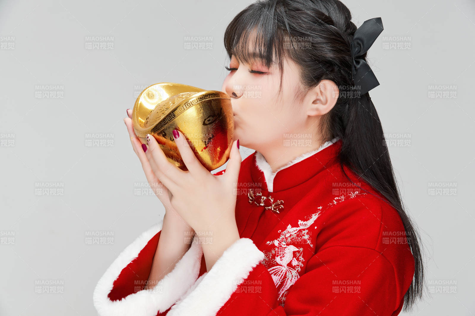 手捧金元寶身穿喜慶漢服的可愛少女