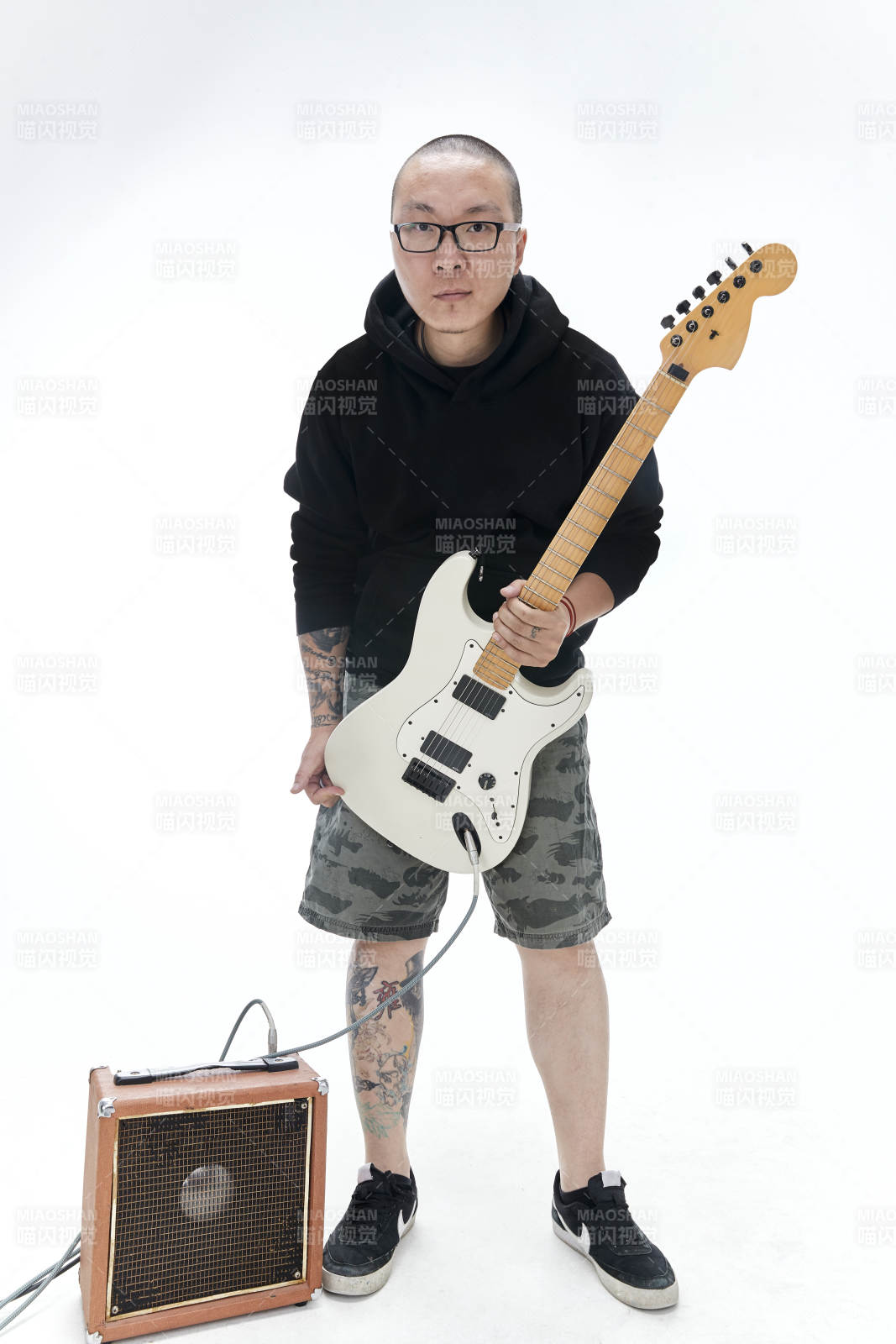 手持電吉他展示演奏的亞洲男性搖滾樂(lè)手人像