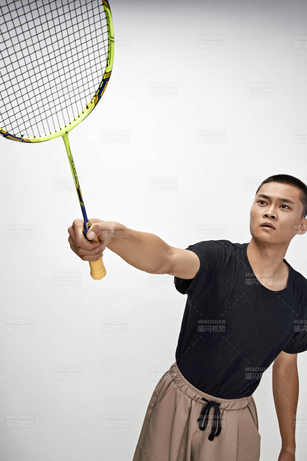 白色背景下健硕的亚洲羽毛球运动员形象