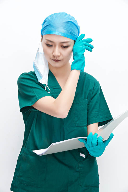 白色背景下的外科手术医疗人员形象