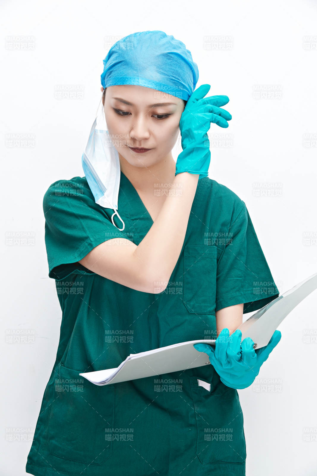 白色背景下的外科手术医疗人员形象