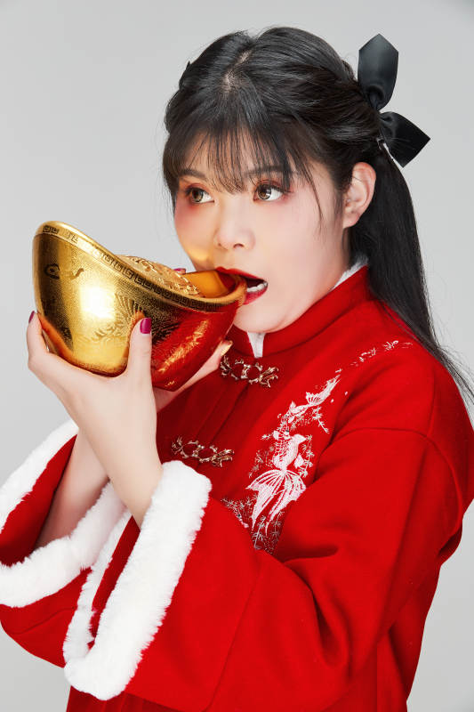 手捧金元宝身穿喜庆汉服的可爱少女