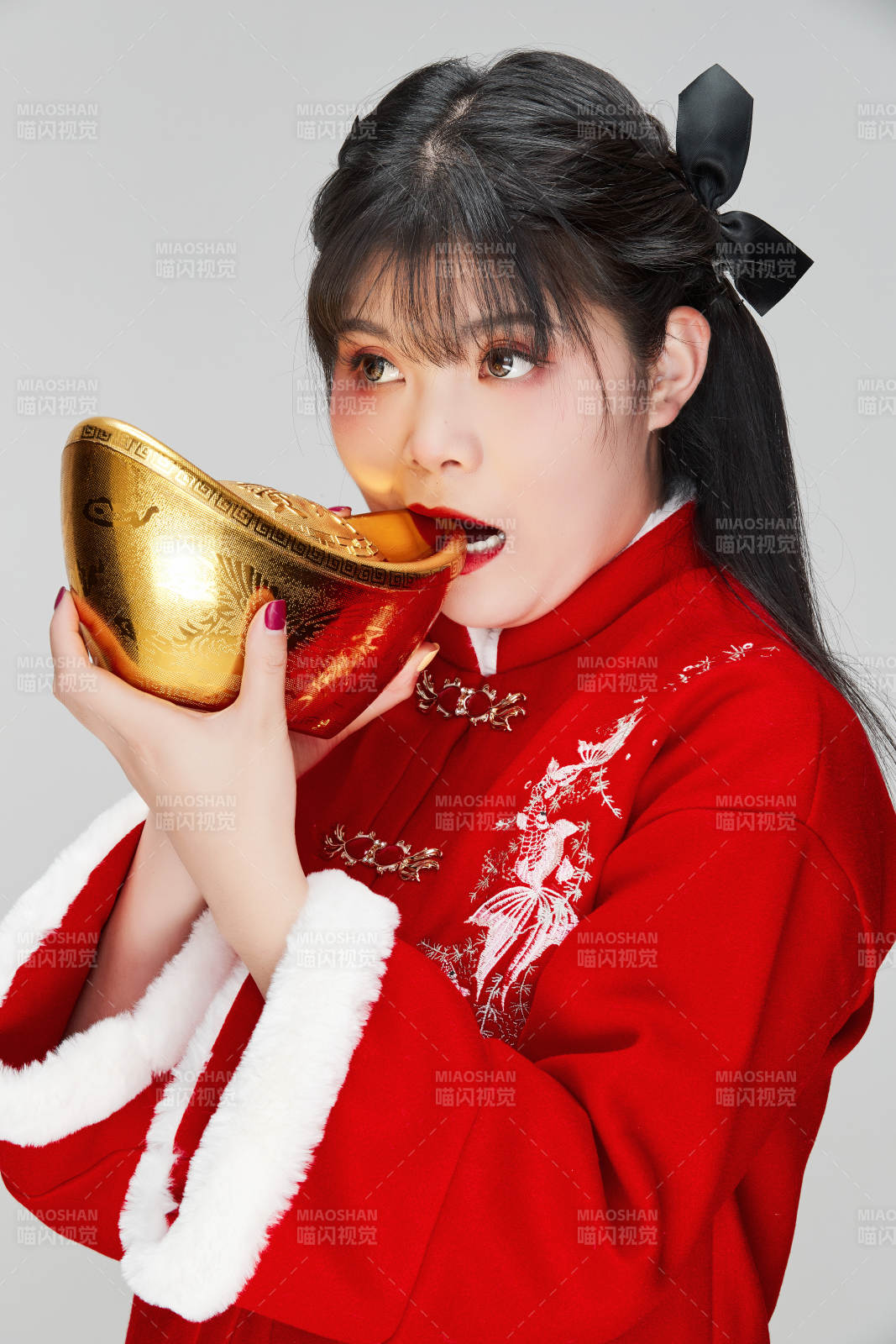 手捧金元宝身穿喜庆汉服的可爱少女