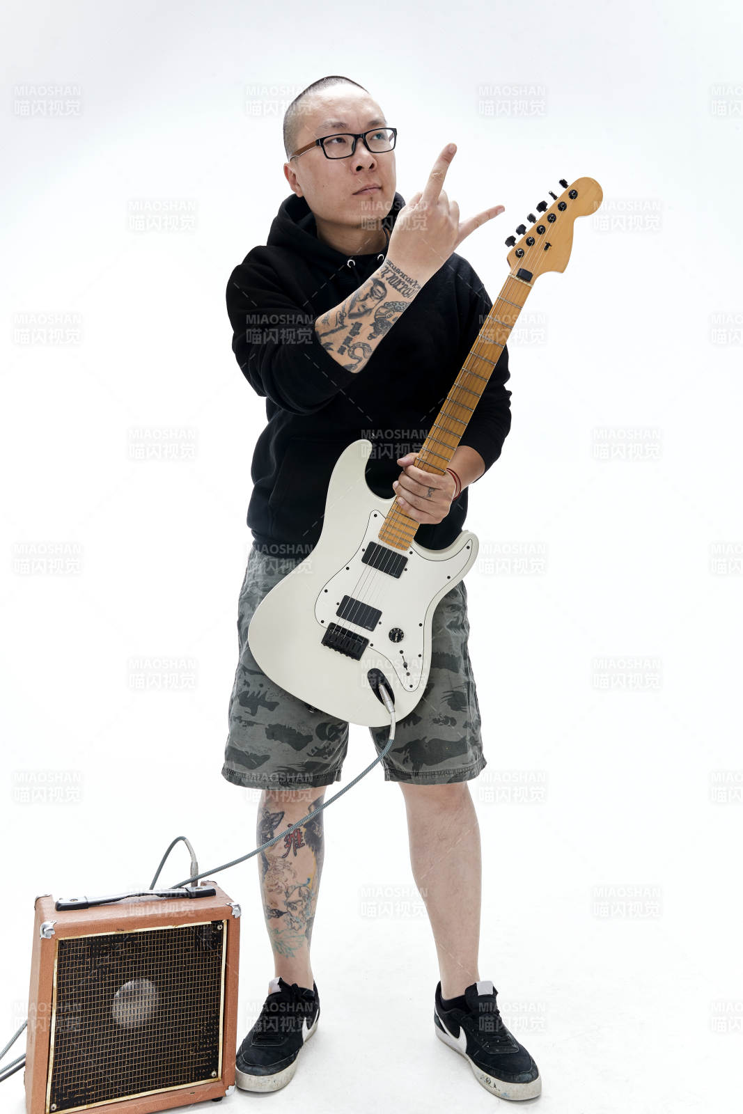 手持電吉他展示演奏的亞洲男性搖滾樂手人像