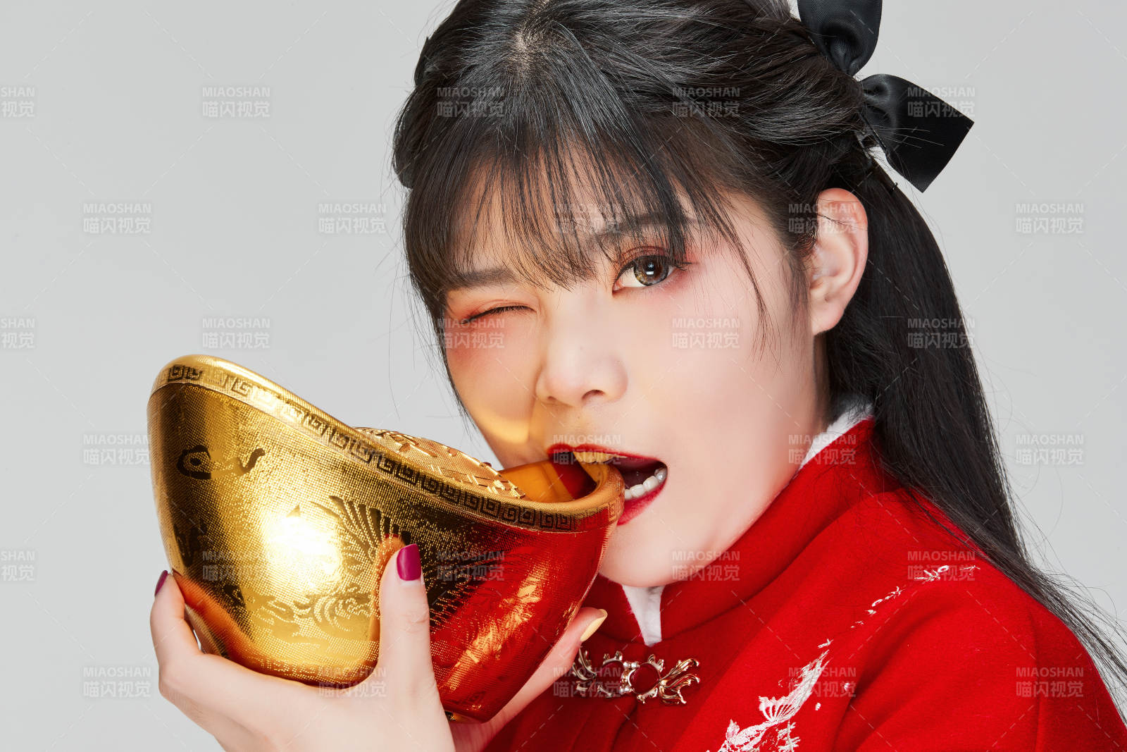 手捧金元寶身穿喜慶漢服的可愛少女