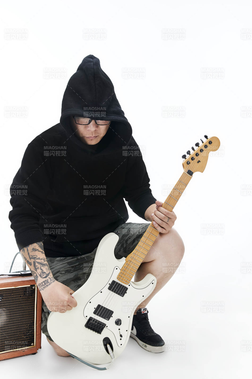 手持電吉他展示演奏的亞洲男性搖滾樂手人像