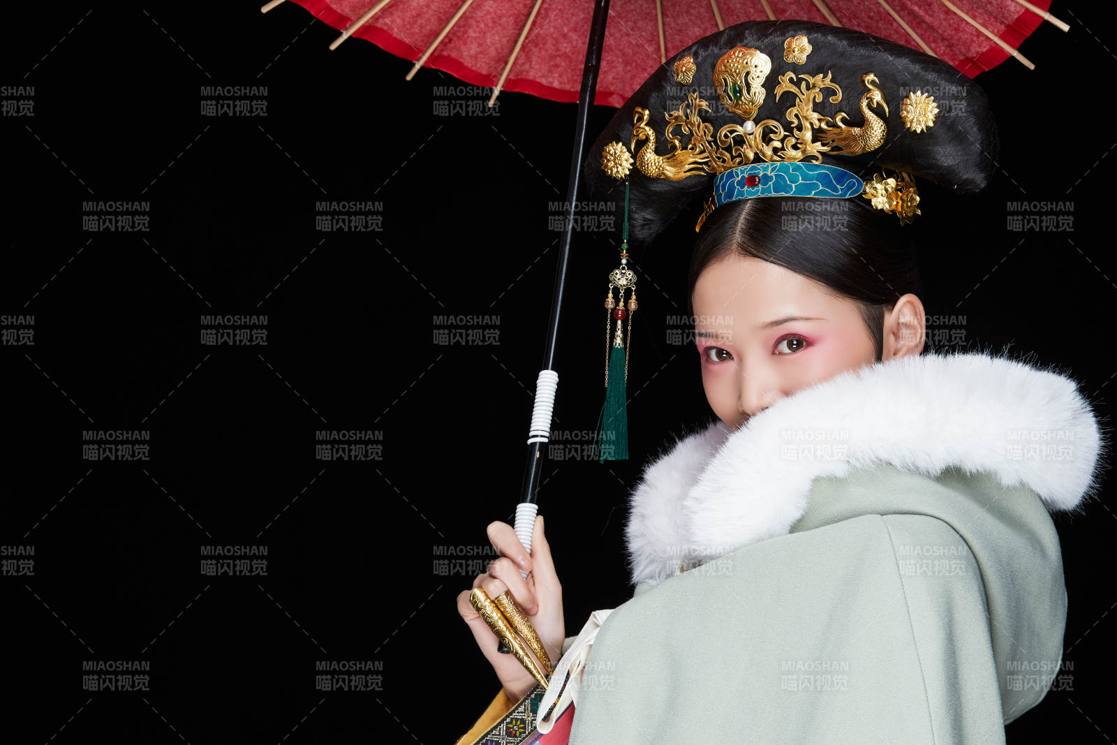 黑色背景下的清代女性古裝造型清朝古裝