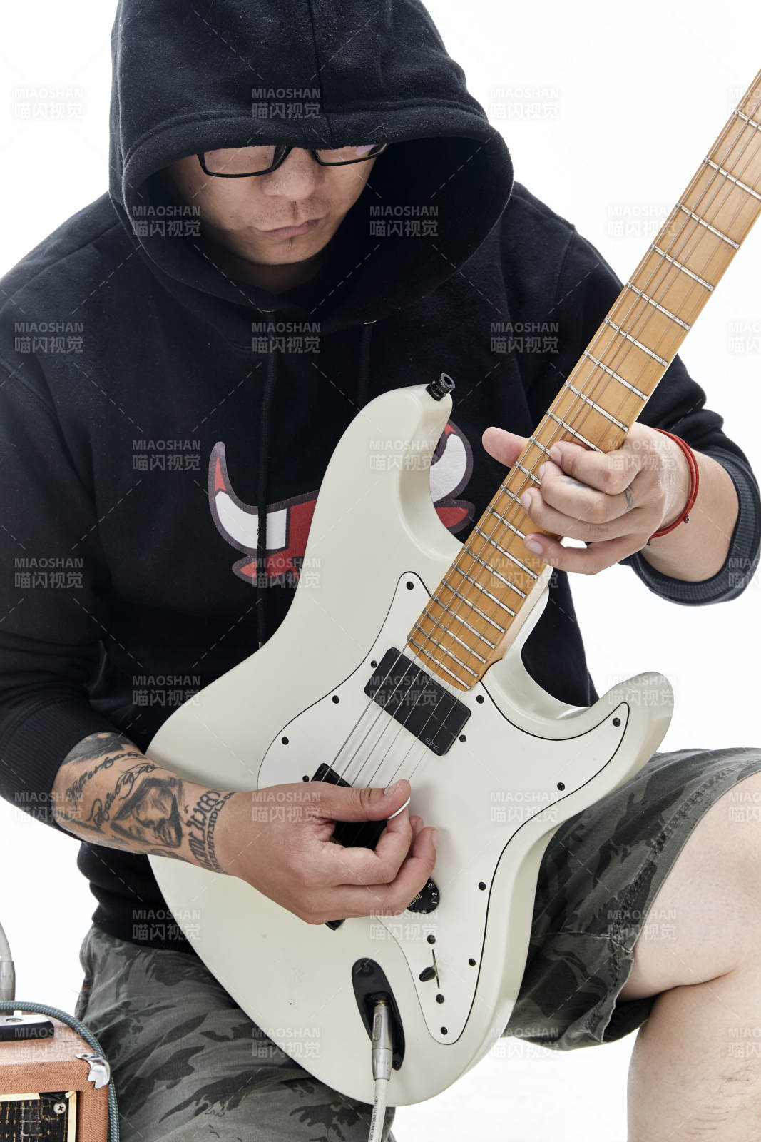 手持電吉他展示演奏的亞洲男性搖滾樂手人像