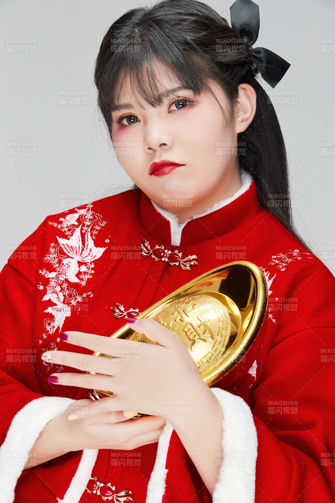 手捧金元宝身穿喜庆汉服的可爱少女