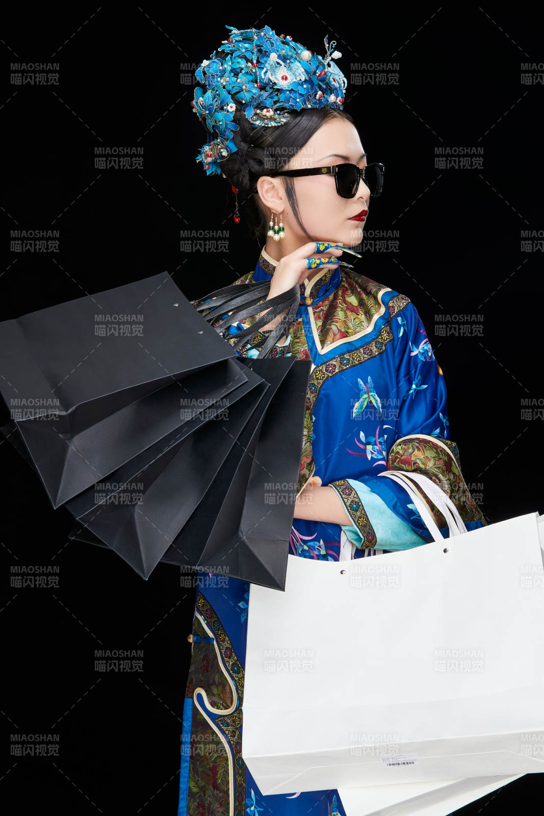 穿越而來手提購物袋的清朝皇后