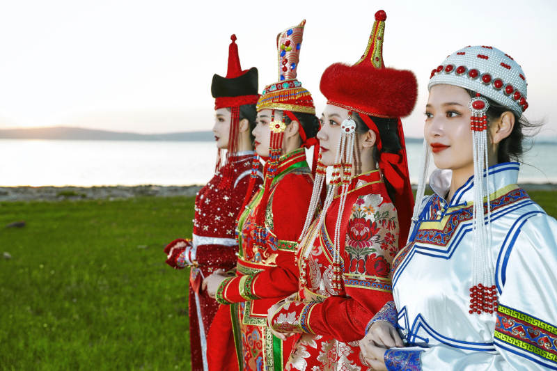 草原上穿着蒙古族传统服饰的亚洲年轻美少女