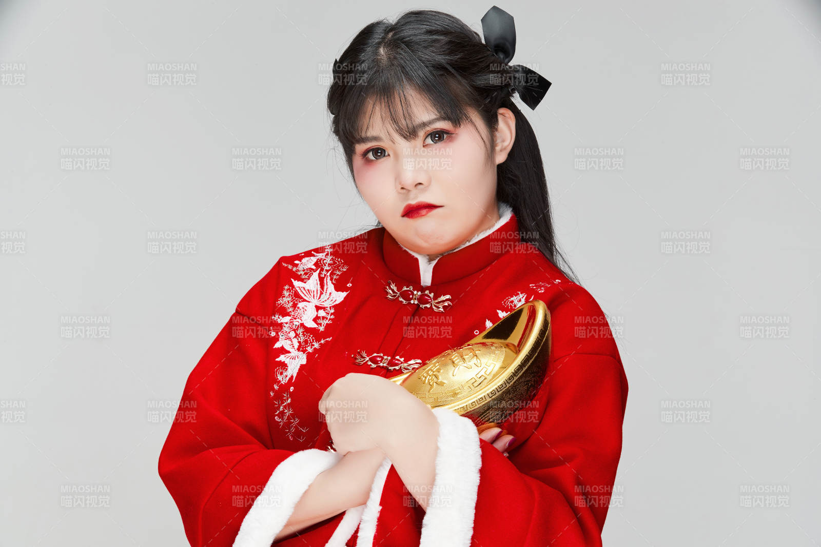 手捧金元寶身穿喜慶漢服的可愛少女