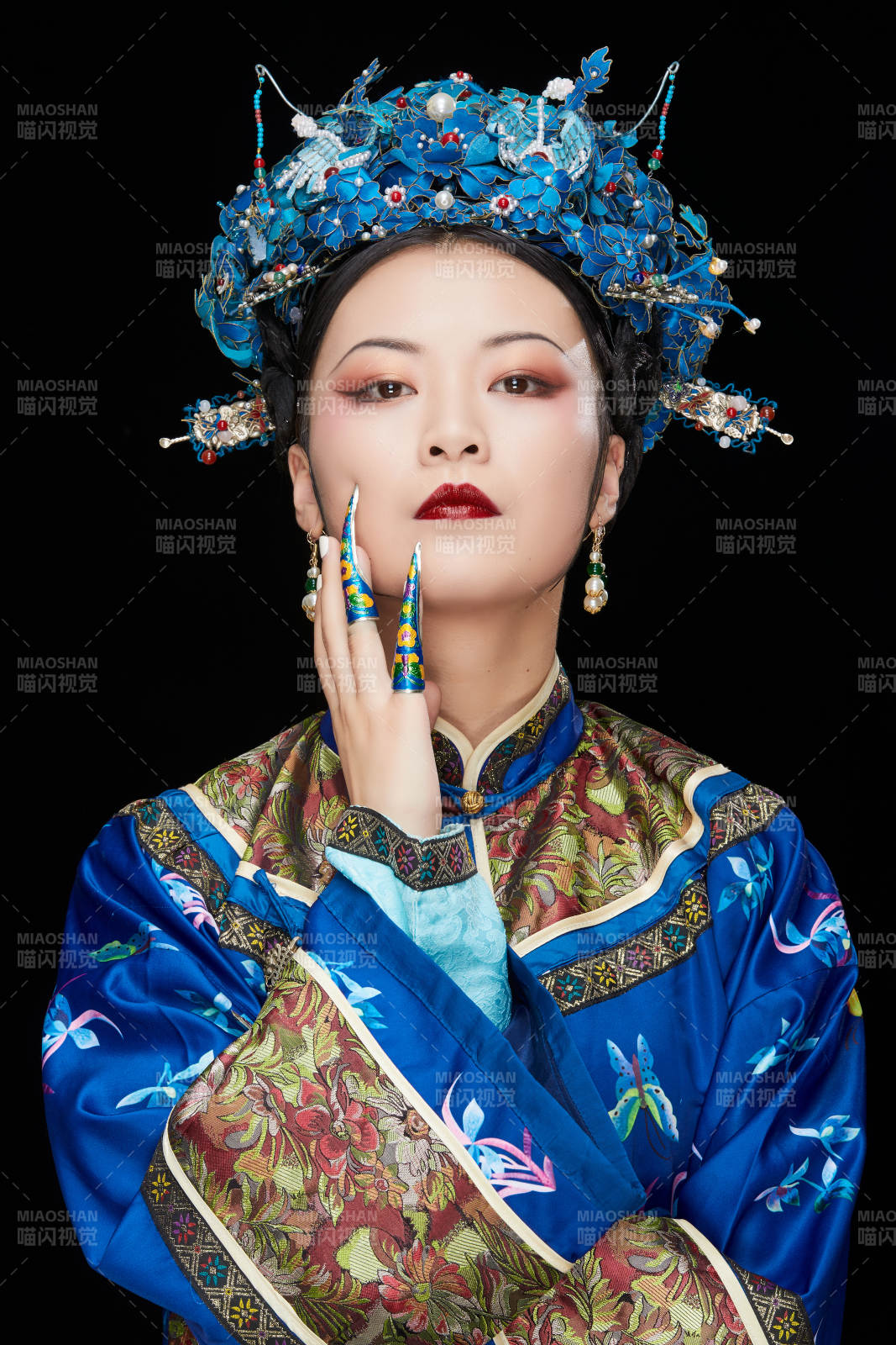 黑色背景下的清代女性古裝造型清朝古裝