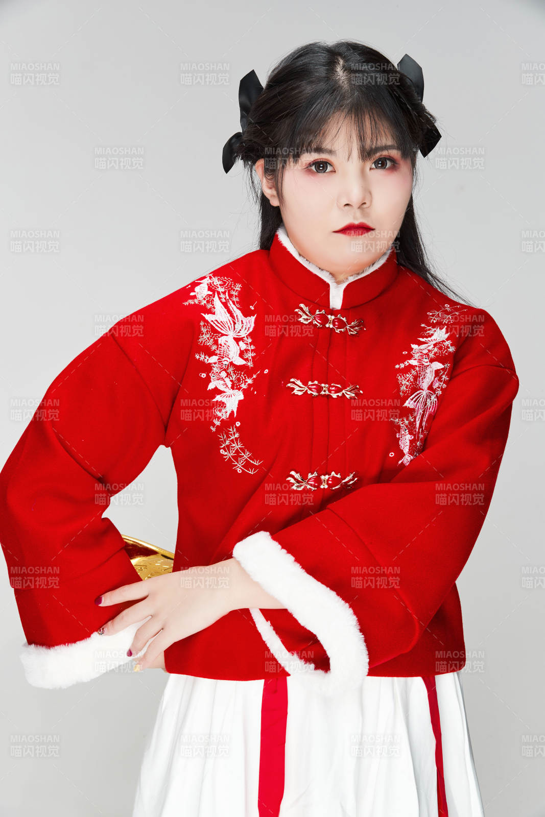 手捧金元寶身穿喜慶漢服的可愛少女