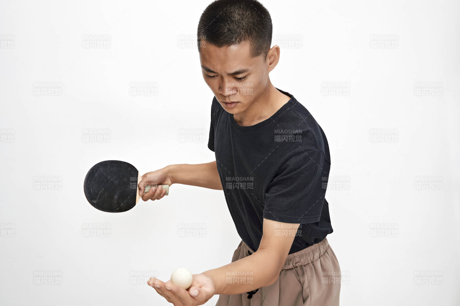 白色背景下健碩的亞洲乒乓球運動員形象