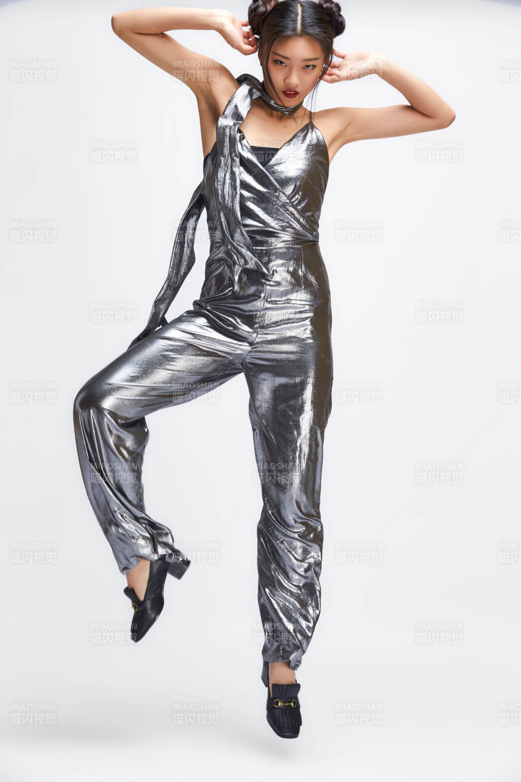 白色背景前的亞洲女性舞者